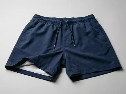 Fotorealistische Studioaufnahme von Kinder Schwimmshorts zum Thema Color Kids Jungen Badeshorts, klare Lichtfuehrung - Foto: THN