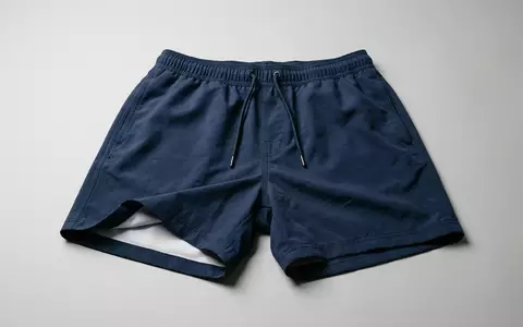 Fotorealistische Studioaufnahme von Kinder Schwimmshorts zum Thema Color Kids Jungen Badeshorts, klare Lichtfuehrung - Foto: THN