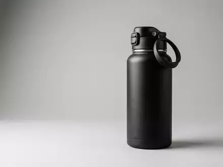 Fotorealistische Studioaufnahme von Trinkflasche zum Thema Contigo Ashland Chill 590ml, klare Lichtfuehrung - Foto: THN