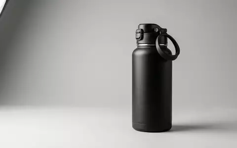 Fotorealistische Studioaufnahme von Trinkflasche zum Thema Contigo Ashland Chill 590ml, klare Lichtfuehrung - Foto: THN