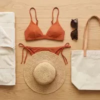 Flatlay-Arrangement rund um Bikini-Set zum Thema Agua Bendita Damen Bikini-Set, weiches Oberlicht - Foto: THN