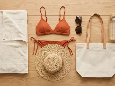 Flatlay-Arrangement rund um Bikini-Set zum Thema Agua Bendita Damen Bikini-Set, weiches Oberlicht - Foto: THN