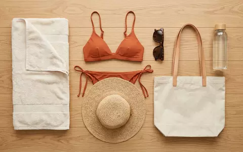 Flatlay-Arrangement rund um Bikini-Set zum Thema Agua Bendita Damen Bikini-Set, weiches Oberlicht - Foto: THN