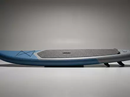 Fotorealistische Studioaufnahme von Aufblasbares Paddelbrett zum Thema ALLPICK Premium SUP Board, klare Lichtfuehrung - Foto: THN