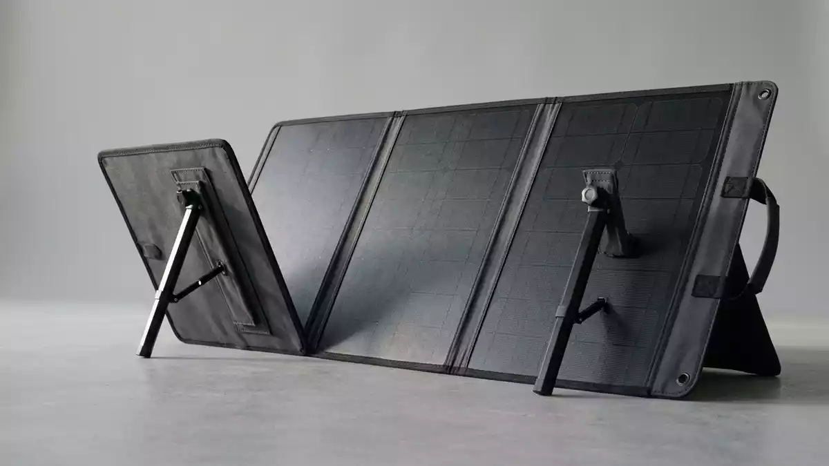 Fotorealistische Studioansicht von Klappbares Solarpanel in neutraler Produktdarstellung