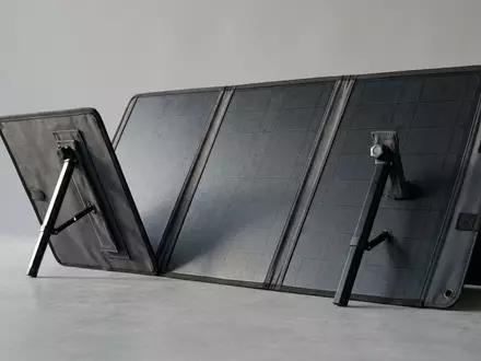 Fotorealistische Studioaufnahme von Klappbares Solarpanel zum Thema ALLPOWERS 400W Faltbares Solarpanel, klare Lichtfuehrung - Foto: THN