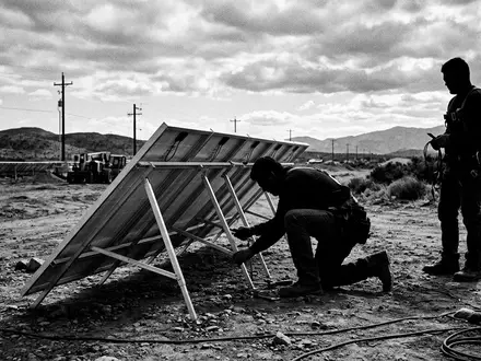Schwarzweiss-Reportage mit Klappbares Solarpanel zum Thema ALLPOWERS 400W Faltbares Solarpanel, hoher Kontrast - Foto: THN