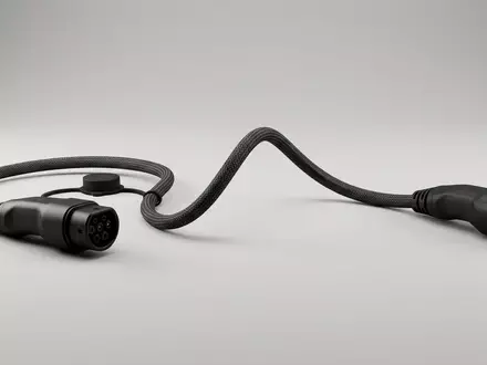 Fotorealistische Studioaufnahme von Autoladekabel zum Thema AINOPE Kfz Ladekabel USB-C, klare Lichtfuehrung - Foto: THN