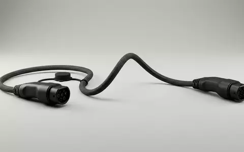 Fotorealistische Studioaufnahme von Autoladekabel zum Thema AINOPE Kfz Ladekabel USB-C, klare Lichtfuehrung - Foto: THN