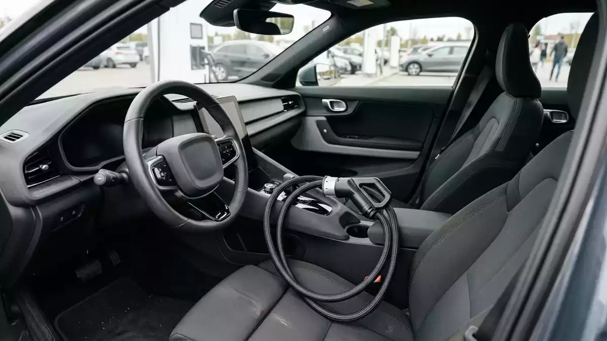 Fotorealistische Ansicht von Autoladekabel im geparkten Auto in realer Umgebung