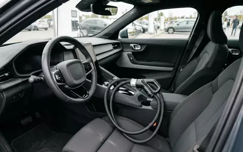 Fotorealistische Aufnahme von Autoladekabel im geparkten Auto zum Thema AINOPE Kfz Ladekabel USB-C, natuerliches Licht - Foto: THN