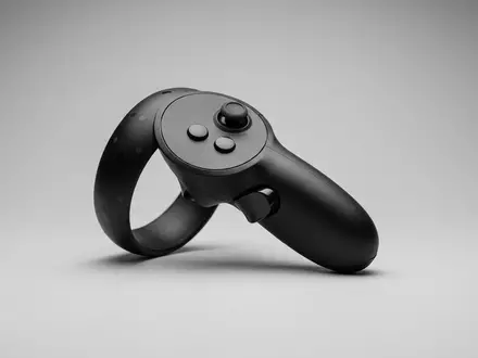 Fotorealistische Studioaufnahme von Virtual-Reality-Controller zum Thema Razer Wolverine V3 Pro, klare Lichtfuehrung - Foto: THN