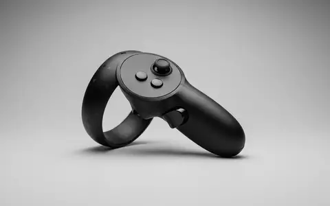 Fotorealistische Studioaufnahme von Virtual-Reality-Controller zum Thema Razer Wolverine V3 Pro, klare Lichtfuehrung - Foto: THN
