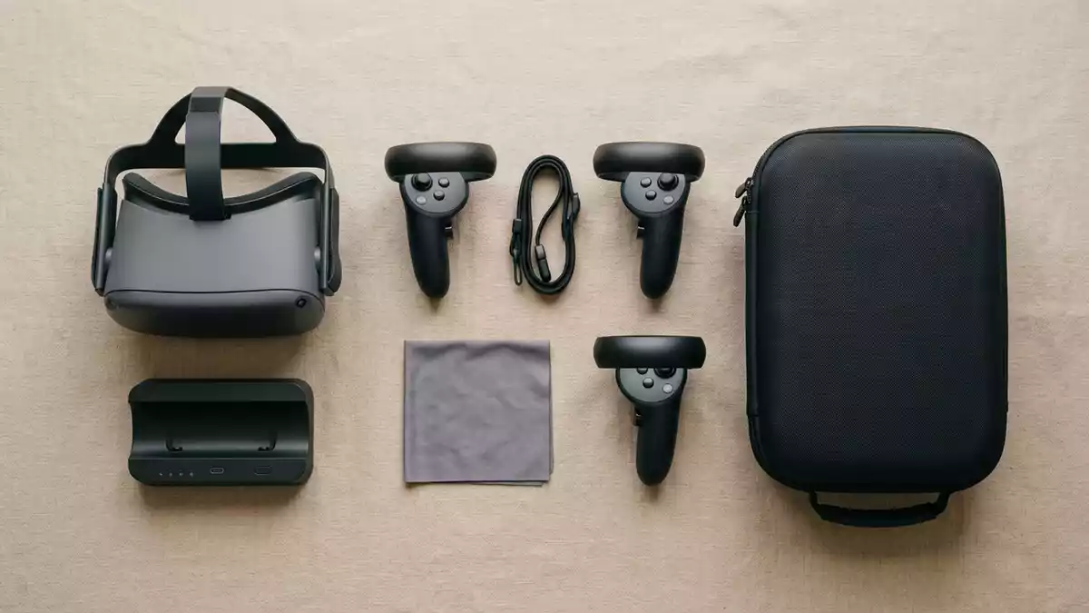 Flatlay-Arrangement rund um Virtual-Reality-Controller mit passenden Requisiten