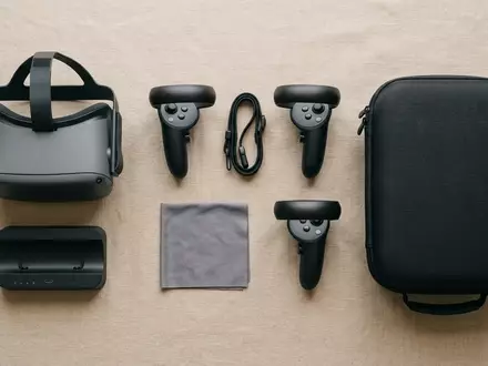 Flatlay-Arrangement rund um Virtual-Reality-Controller zum Thema Razer Wolverine V3 Pro, weiches Oberlicht - Foto: THN