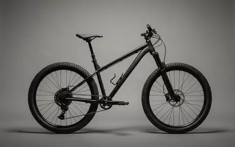 Fotorealistische Studioaufnahme von Mountainbike zum Thema Cube Attention SL Mountainbike, klare Lichtfuehrung - Foto: THN