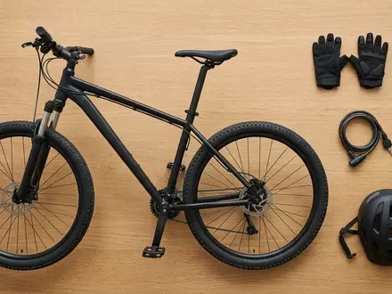 Flatlay-Arrangement rund um Mountainbike zum Thema Cube Attention SL Mountainbike, weiches Oberlicht - Foto: THN