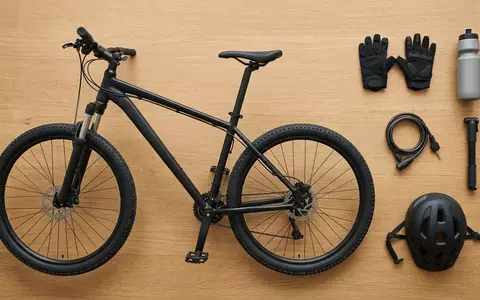 Flatlay-Arrangement rund um Mountainbike zum Thema Cube Attention SL Mountainbike, weiches Oberlicht - Foto: THN
