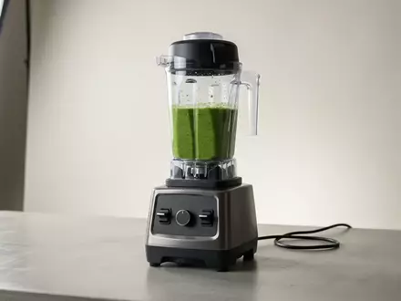 Fotorealistische Studioaufnahme von Standmixer zum Thema Cuisinart CBT-2000E Tornado Pro, klare Lichtfuehrung - Foto: THN