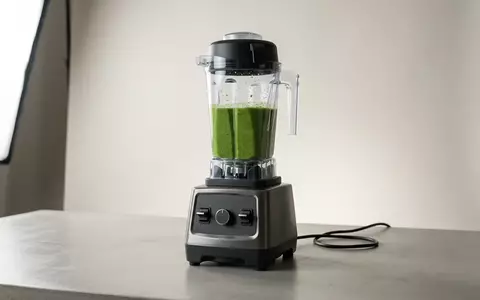 Fotorealistische Studioaufnahme von Standmixer zum Thema Cuisinart CBT-2000E Tornado Pro, klare Lichtfuehrung - Foto: THN