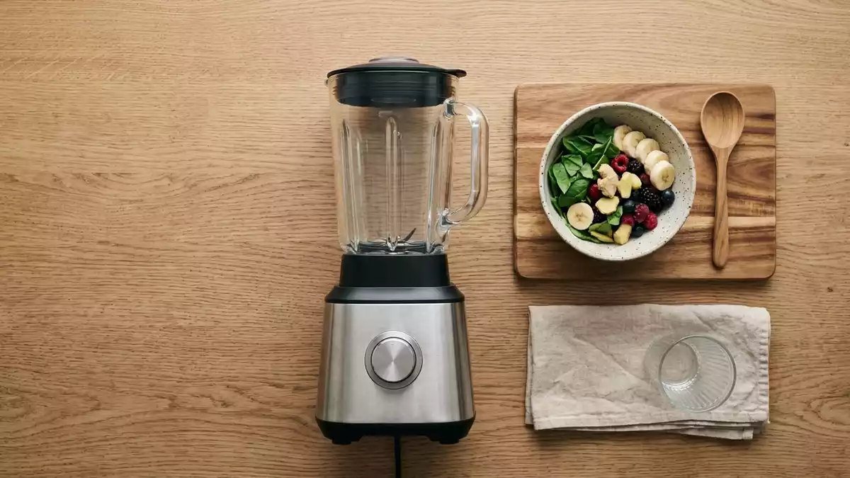 Flatlay-Arrangement rund um Standmixer mit passenden Requisiten von oben, neutral