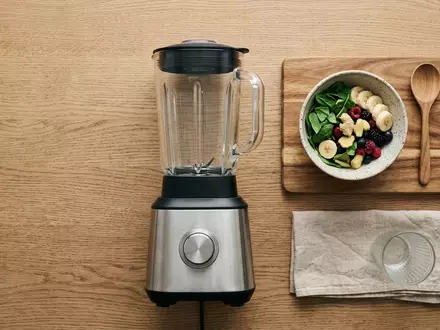 Flatlay-Arrangement rund um Standmixer zum Thema Cuisinart CBT-2000E Tornado Pro, weiches Oberlicht - Foto: THN