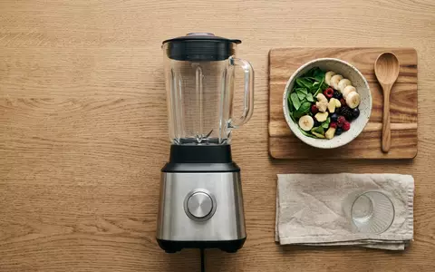 Flatlay-Arrangement rund um Standmixer zum Thema Cuisinart CBT-2000E Tornado Pro, weiches Oberlicht - Foto: THN