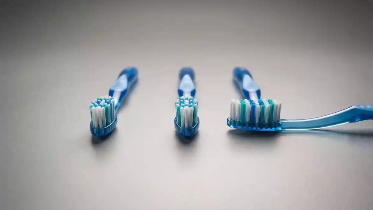 Fotorealistische Studioansicht von Handzahnbuerste in neutraler Produktdarstellung
