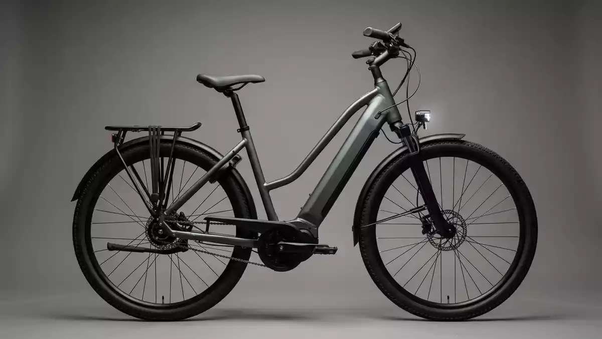 Fotorealistische Studioansicht von Elektro Trekkingrad in neutraler Produktdarstellung