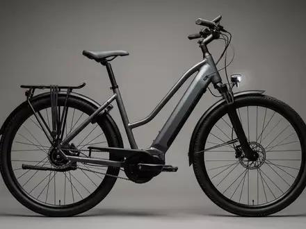 Fotorealistische Studioaufnahme von Elektro Trekkingrad zum Thema Cube Touring Hybrid One, klare Lichtfuehrung - Foto: THN