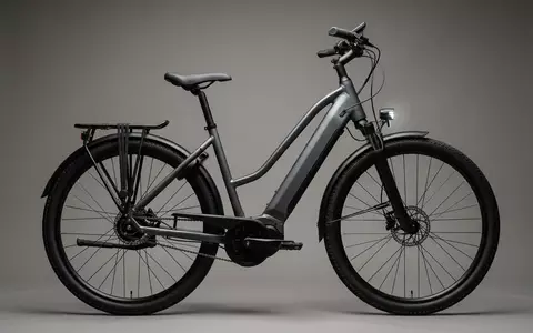 Fotorealistische Studioaufnahme von Elektro Trekkingrad zum Thema Cube Touring Hybrid One, klare Lichtfuehrung - Foto: THN