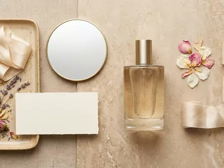 Flatlay-Arrangement rund um Parfuem zum Thema Givenchy Pi Neo EdT, weiches Oberlicht - Foto: THN