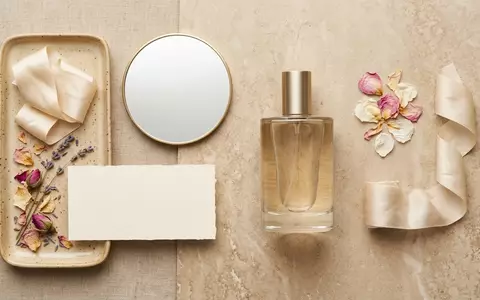 Flatlay-Arrangement rund um Parfuem zum Thema Givenchy Pi Neo EdT, weiches Oberlicht - Foto: THN