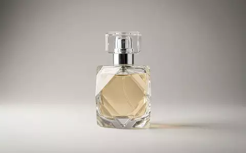 Fotorealistische Studioaufnahme von Parfuem zum Thema Guerlain La Petite Robe, klare Lichtfuehrung - Foto: THN
