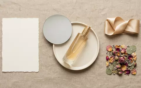 Flatlay-Arrangement rund um Parfuem zum Thema Guerlain La Petite Robe, weiches Oberlicht - Foto: THN