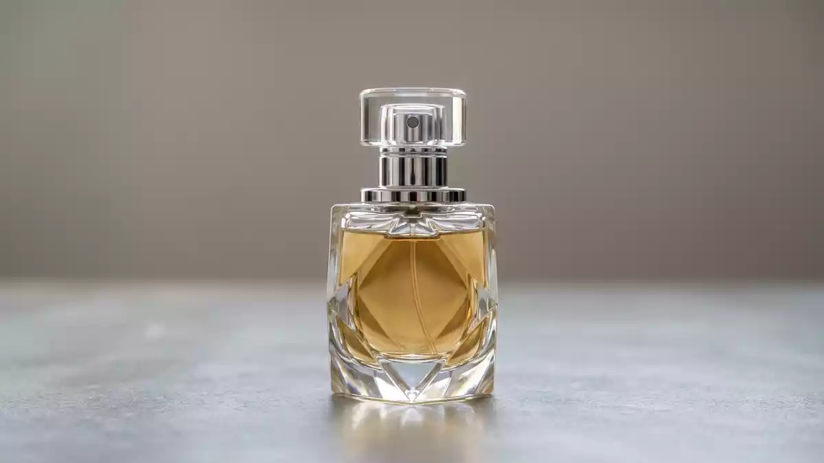 Fotorealistische Studioansicht von Parfuem in neutraler Produktdarstellung, neutral