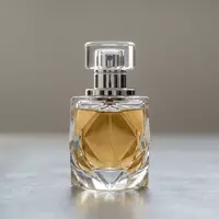 Fotorealistische Studioaufnahme von Parfuem zum Thema Guerlain Shalimar Eau de, klare Lichtfuehrung - Foto: THN