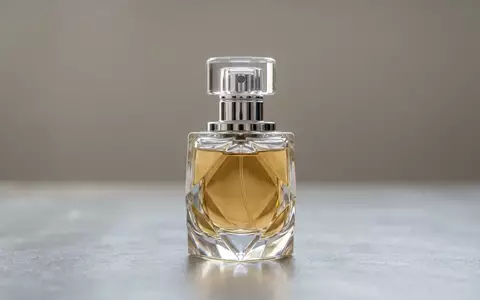 Fotorealistische Studioaufnahme von Parfuem zum Thema Guerlain Shalimar Eau de, klare Lichtfuehrung - Foto: THN