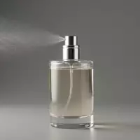 Fotorealistische Studioaufnahme von Eau de Toilette zum Thema Hermès Un Jardin sur, klare Lichtfuehrung - Foto: THN