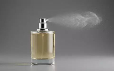 Fotorealistische Studioaufnahme von Eau de Toilette zum Thema Hermès Terre d'Hermès Eau, klare Lichtfuehrung - Foto: THN