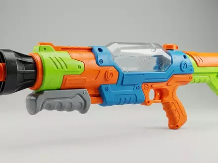 Fotorealistische Studioaufnahme von Wasserpistole zum Thema Nerf Super Soaker XShot, klare Lichtfuehrung - Foto: THN