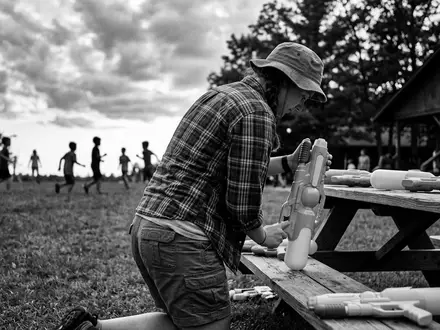 Schwarzweiss-Reportage mit Wasserpistole zum Thema Nerf Super Soaker XShot, hoher Kontrast, sachlich dargestellt - Foto: THN