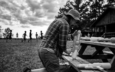 Schwarzweiss-Reportage mit Wasserpistole zum Thema Nerf Super Soaker XShot, hoher Kontrast, sachlich dargestellt - Foto: THN