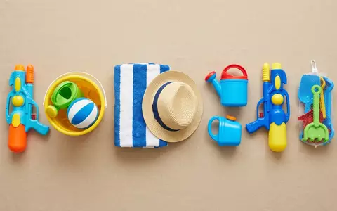 Flatlay-Arrangement rund um Wasserpistole zum Thema Nerf Super Soaker XShot, weiches Oberlicht - Foto: THN