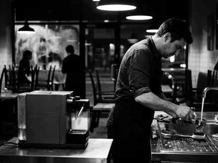 Schwarzweiss-Reportage mit Kapselmaschine zum Thema Nespresso Citiz & Milk, hoher Kontrast, sachlich dargestellt - Foto: THN