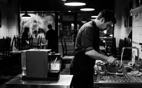 Schwarzweiss-Reportage mit Kapselmaschine zum Thema Nespresso Citiz & Milk, hoher Kontrast, sachlich dargestellt - Foto: THN