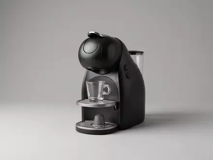 Fotorealistische Studioaufnahme von Kapselmaschine zum Thema Nespresso Vertuo Next Kapselmaschine, klare Lichtfuehrung - Foto: THN