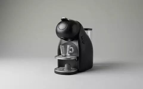 Fotorealistische Studioaufnahme von Kapselmaschine zum Thema Nespresso Vertuo Next Kapselmaschine, klare Lichtfuehrung - Foto: THN