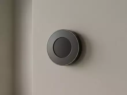 Fotorealistische Studioaufnahme von Raumthermostat zum Thema Google Nest Thermostat E, klare Lichtfuehrung - Foto: THN