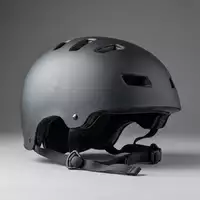 Fotorealistische Studioaufnahme von Skatehelm zum Thema Triple Eight Dual Certified, klare Lichtfuehrung - Foto: THN